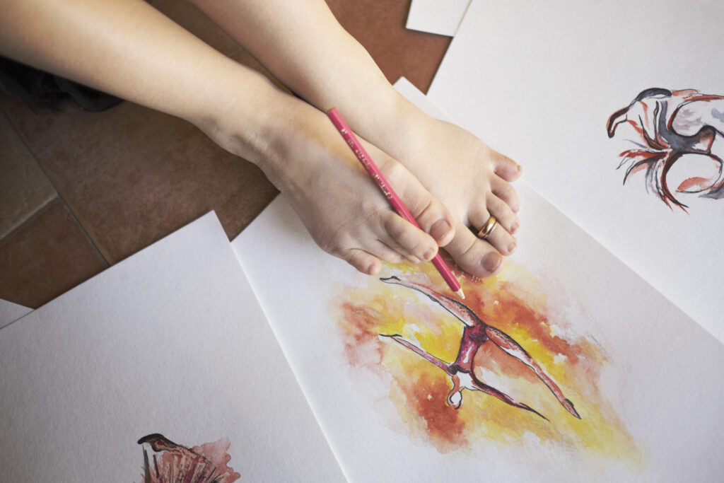 simona atzori dipinge con i piedi
