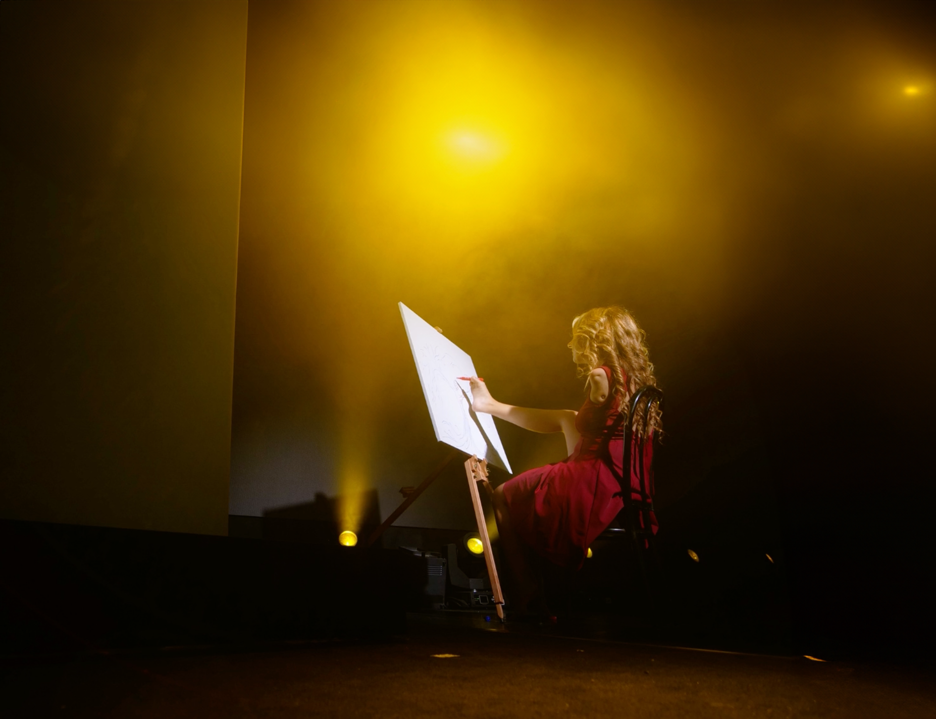 simona dipinge sul palco